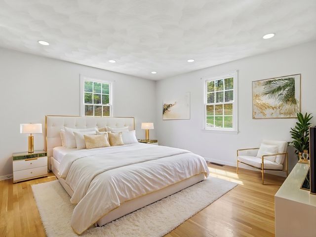 10 Hawk Ridge Rd, Andover, MA 01810