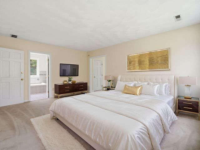 10 Hawk Ridge Rd, Andover, MA 01810
