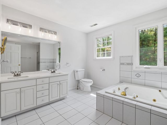 10 Hawk Ridge Rd, Andover, MA 01810