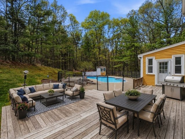 10 Hawk Ridge Rd, Andover, MA 01810
