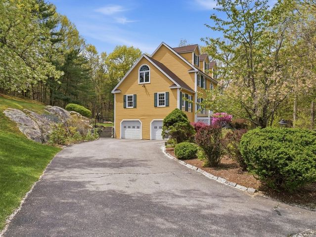 10 Hawk Ridge Rd, Andover, MA 01810