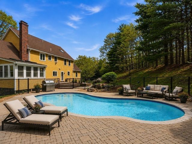 10 Hawk Ridge Rd, Andover, MA 01810