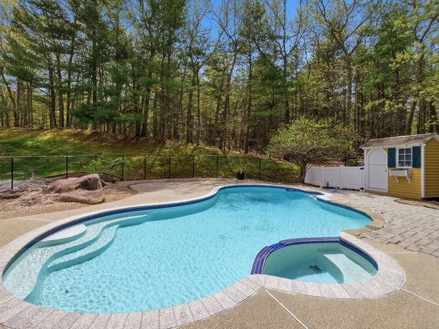 10 Hawk Ridge Rd, Andover, MA 01810