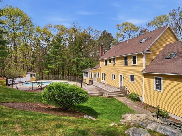10 Hawk Ridge Rd, Andover, MA 01810