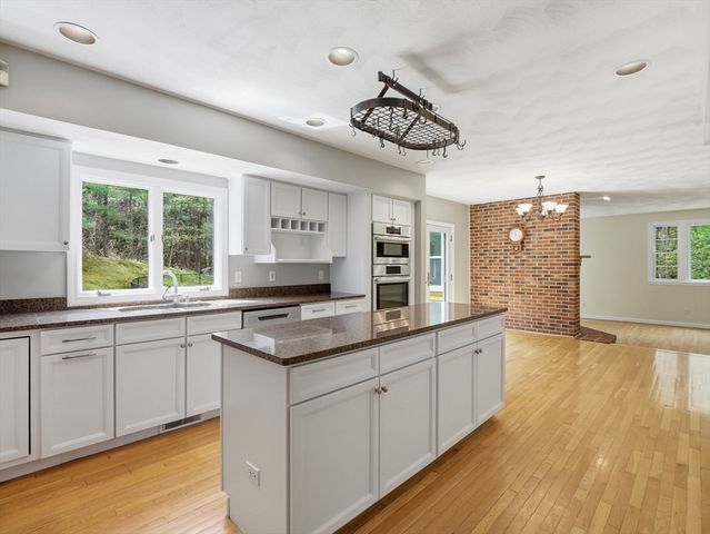 10 Hawk Ridge Rd, Andover, MA 01810