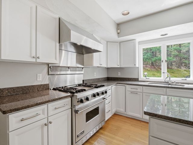 10 Hawk Ridge Rd, Andover, MA 01810