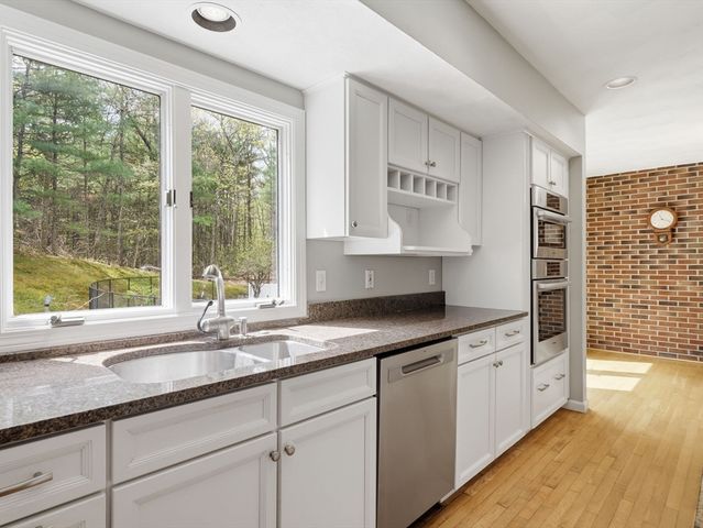 10 Hawk Ridge Rd, Andover, MA 01810