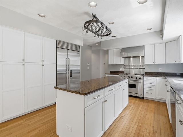10 Hawk Ridge Rd, Andover, MA 01810