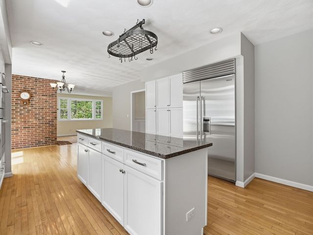 10 Hawk Ridge Rd, Andover, MA 01810