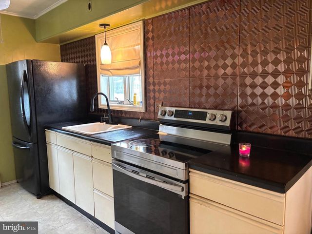 606 N BROWN ST, Gloucester City, NJ 08030