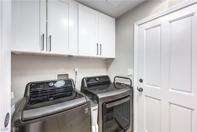 8211 Round Hills Circle, Las Vegas, NV 89113