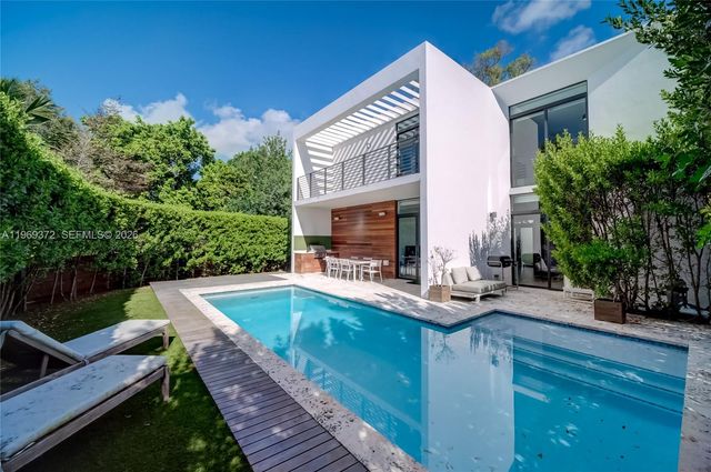 8660 Arboretum Ln, Miami, FL 33138