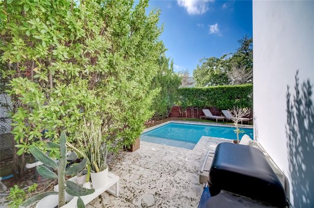 8660 Arboretum Ln, Miami, FL 33138