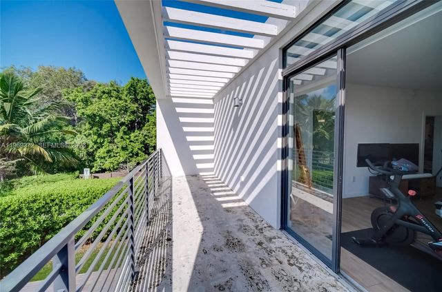 8660 Arboretum Ln, Miami, FL 33138