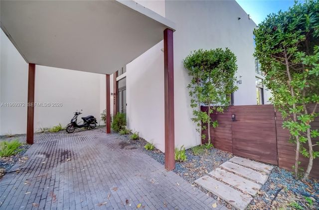 8660 Arboretum Ln, Miami, FL 33138