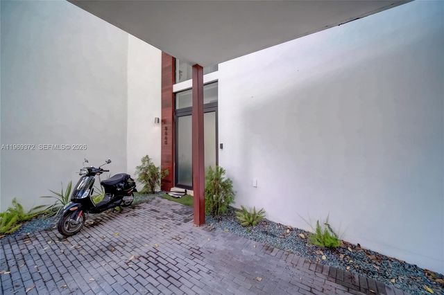 8660 Arboretum Ln, Miami, FL 33138