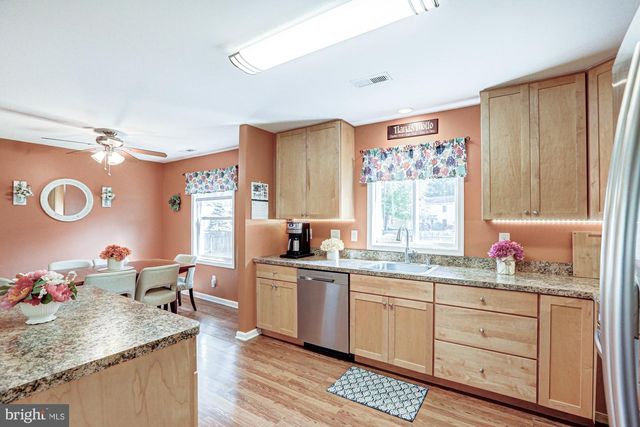 6 THREE RIVERS DR, Newark, DE 19702