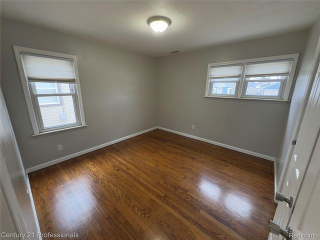 95 E Dallas Avenue, Madison Heights, MI 48071