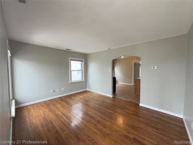 95 E Dallas Avenue, Madison Heights, MI 48071