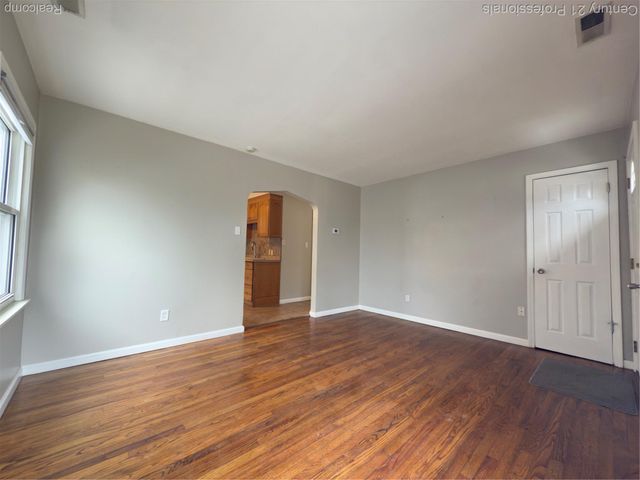 95 E Dallas Avenue, Madison Heights, MI 48071