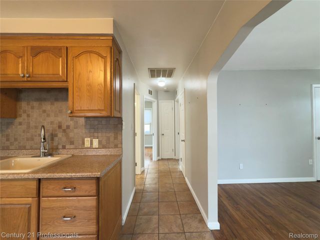 95 E Dallas Avenue, Madison Heights, MI 48071