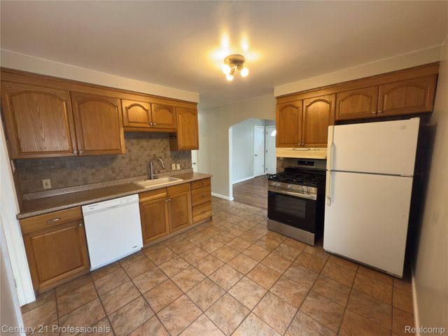 95 E Dallas Avenue, Madison Heights, MI 48071