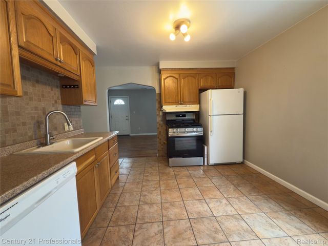 95 E Dallas Avenue, Madison Heights, MI 48071