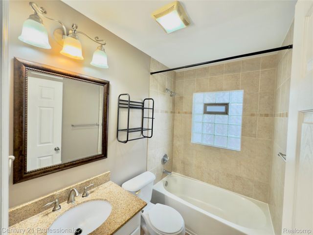 95 E Dallas Avenue, Madison Heights, MI 48071