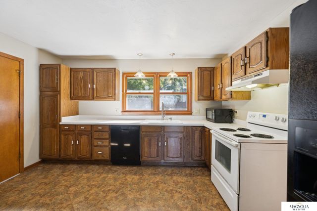 5433 pioneers Street, Lincoln, NE 68506