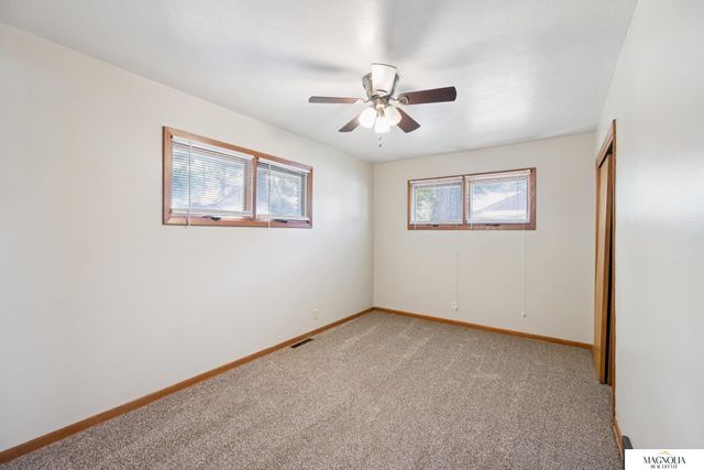 5433 pioneers Street, Lincoln, NE 68506