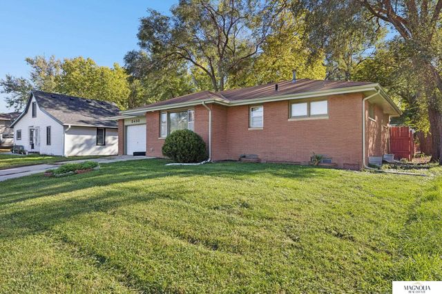 5433 pioneers Street, Lincoln, NE 68506