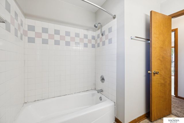 5433 pioneers Street, Lincoln, NE 68506