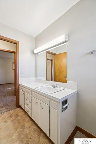 5433 pioneers Street, Lincoln, NE 68506