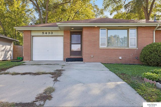 5433 pioneers Street, Lincoln, NE 68506