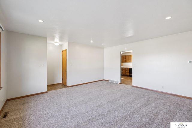 5433 pioneers Street, Lincoln, NE 68506