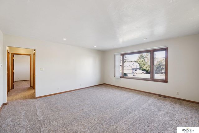 5433 pioneers Street, Lincoln, NE 68506