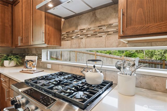 5726 Solana Lane NE, Bainbridge Island, WA 98110