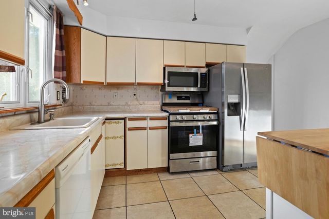 18 COBBLESTONE LN, Aston, PA 19014