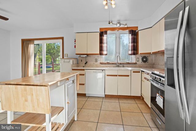 18 COBBLESTONE LN, Aston, PA 19014