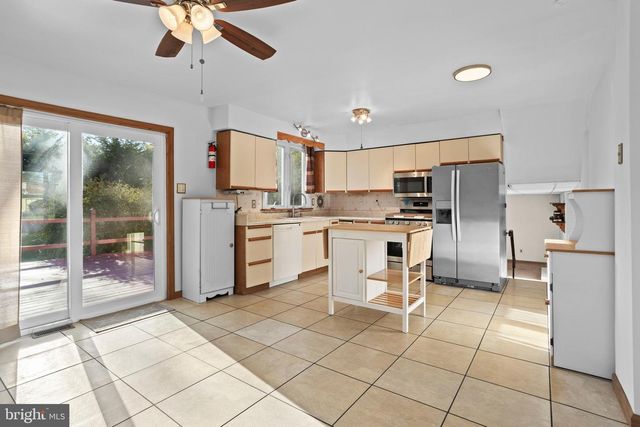 18 COBBLESTONE LN, Aston, PA 19014