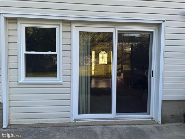 18 COBBLESTONE LN, Aston, PA 19014