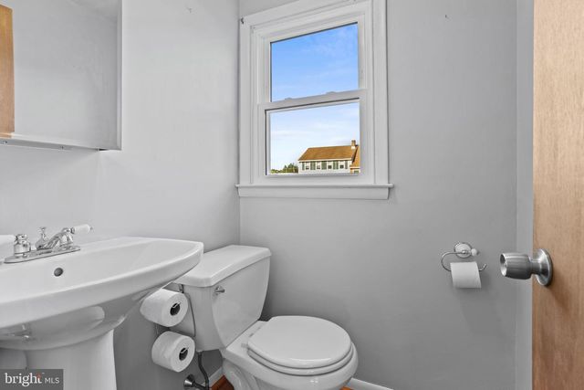 18 COBBLESTONE LN, Aston, PA 19014