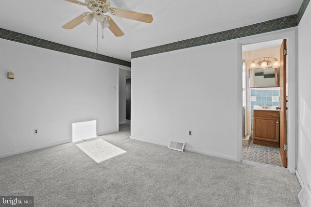 18 COBBLESTONE LN, Aston, PA 19014