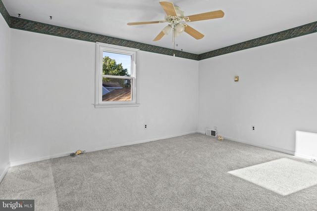 18 COBBLESTONE LN, Aston, PA 19014