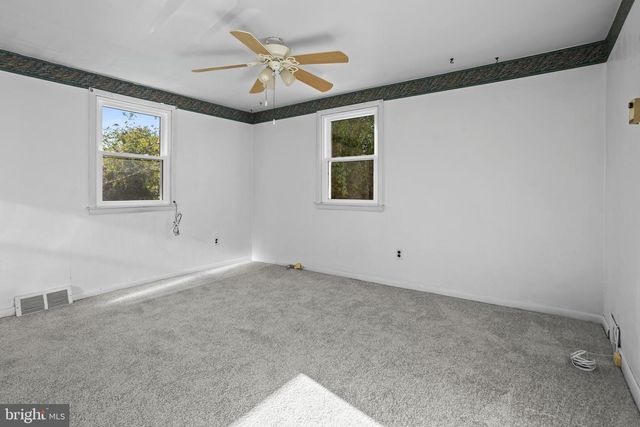 18 COBBLESTONE LN, Aston, PA 19014