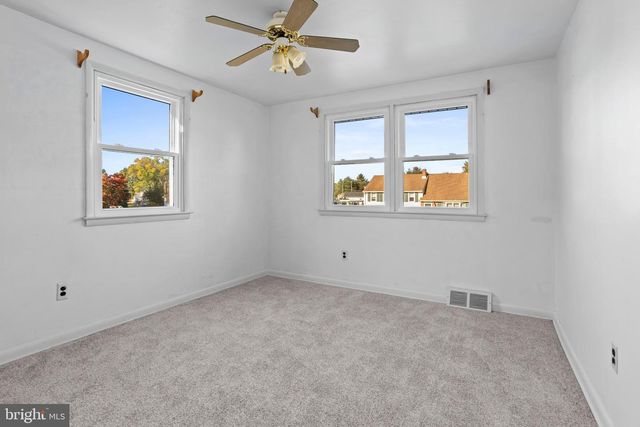 18 COBBLESTONE LN, Aston, PA 19014