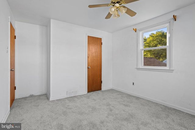 18 COBBLESTONE LN, Aston, PA 19014