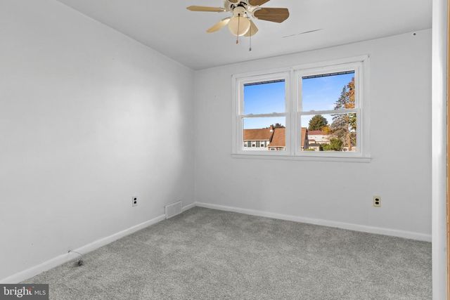 18 COBBLESTONE LN, Aston, PA 19014