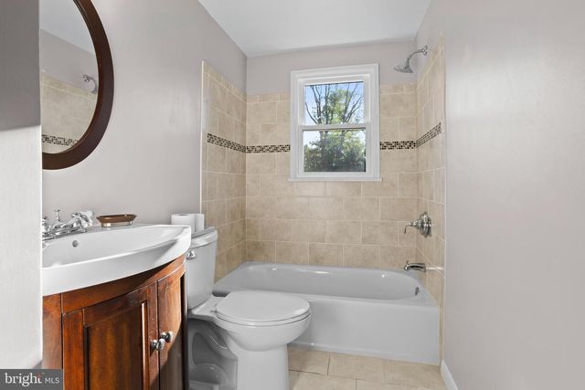 18 COBBLESTONE LN, Aston, PA 19014