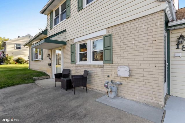 18 COBBLESTONE LN, Aston, PA 19014